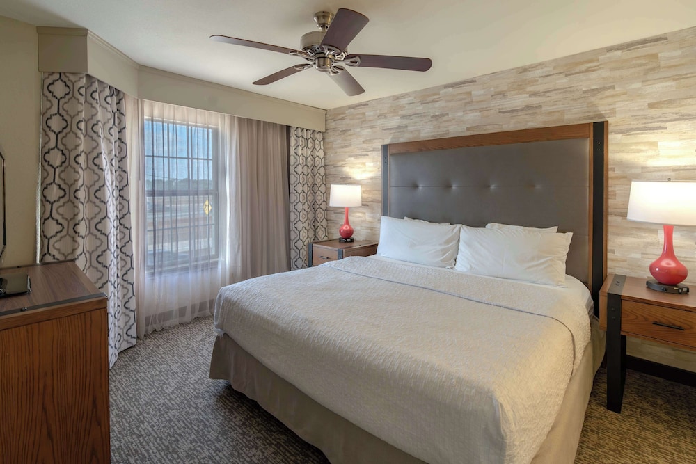 Suite, 1 King Bed, Accessible (Mobility & Hearing, Roll-in Shower) - Photo 3