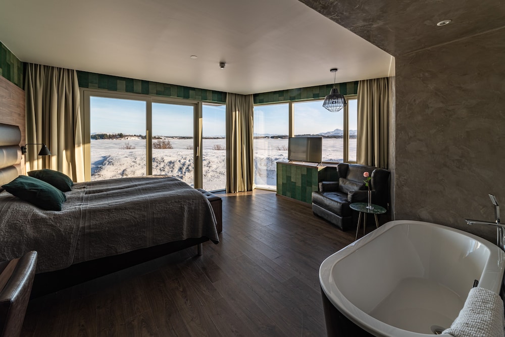 Panoramic Suite, Lake View, Corner photo 3