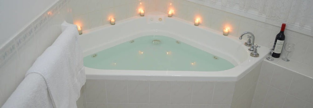Spa Room – Queen Bed with Spa Bath photo 3