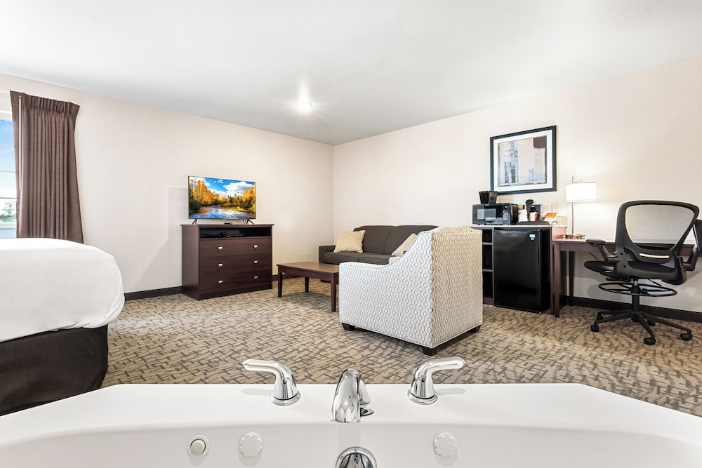 Suite, 1 King Bed with Sofa Sleeper, Whirlpool Tub, Non Smoking photo 2