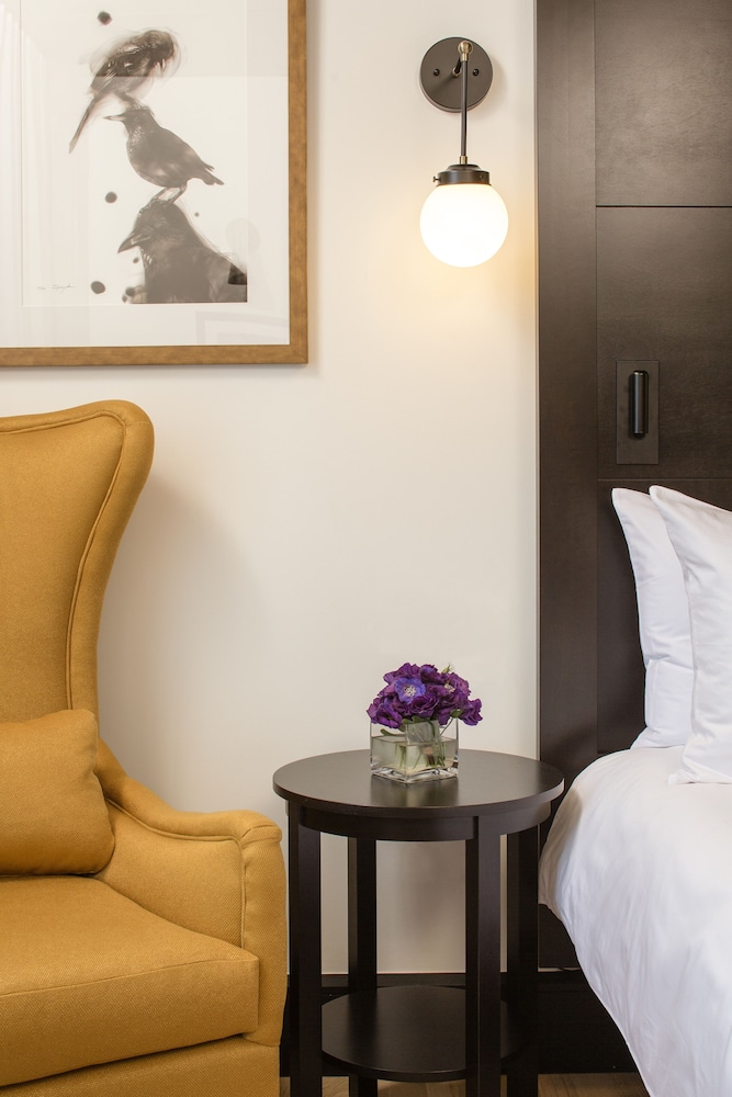 Deluxe Room, 1 King Bed photo 2