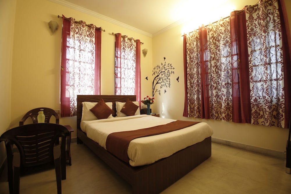 Deluxe Room, 1 Queen Bed photo 3