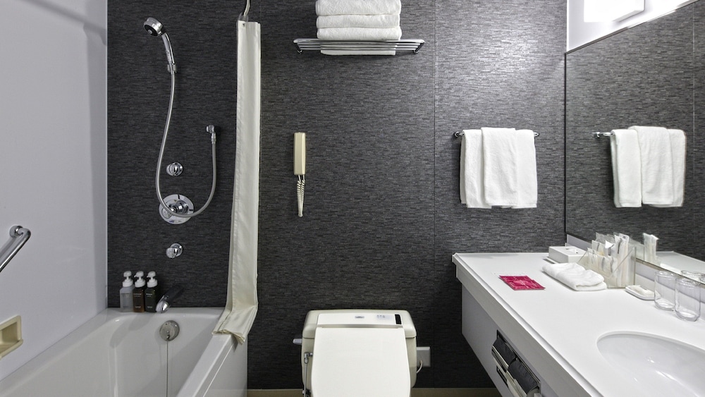 Premium Room, Multiple Beds - Photo 9