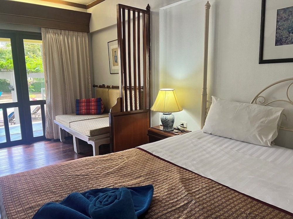 Superior Double Room, 1 King Bed, Non Smoking, Pool View photo 2