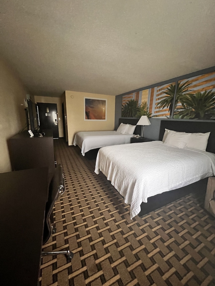 Standard Room, 2 Double Beds, Non Smoking photo 2