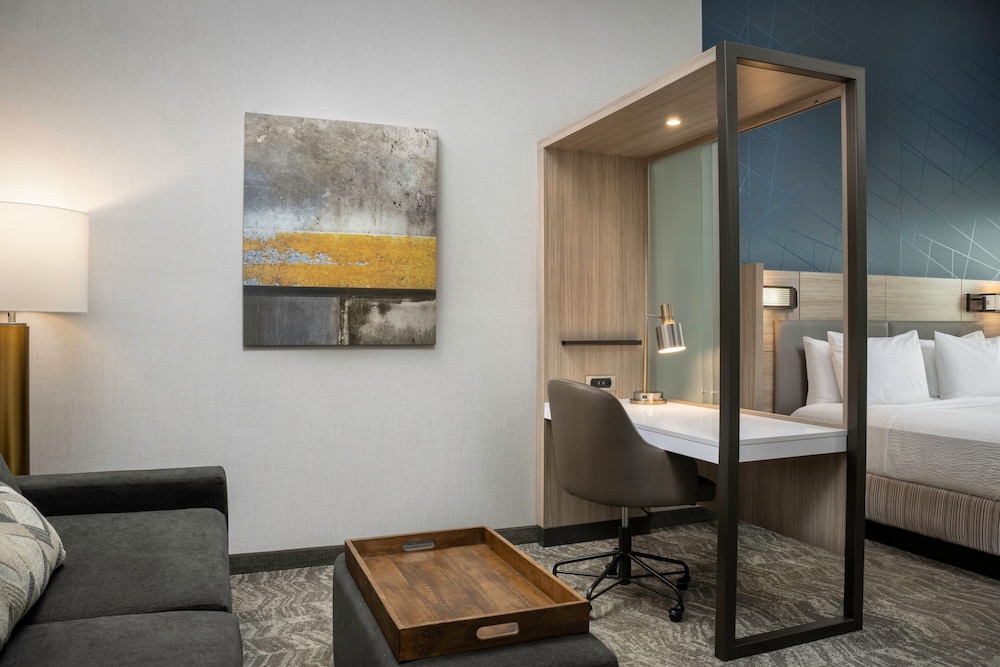 Suite, 1 King Bed (Hearing Accessible)