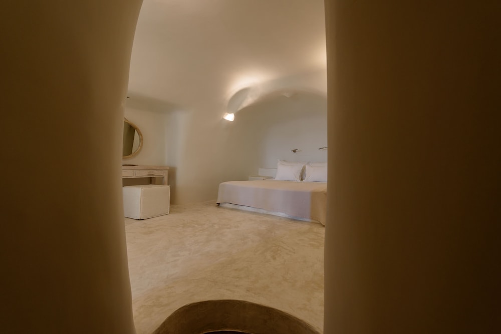 Suite with Indoor Outdoor Hot tub Terrace with Caldera View - Photo 8