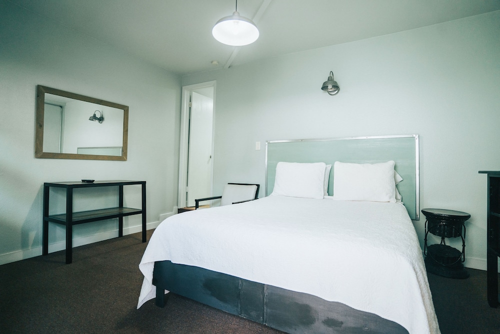 Signature Single Room, 1 Queen Bed photo 1