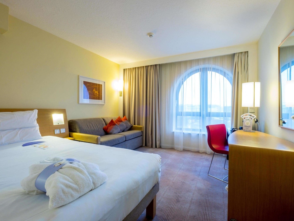 Executive Room, 1 Queen Bed with Sofa bed - Photo 1