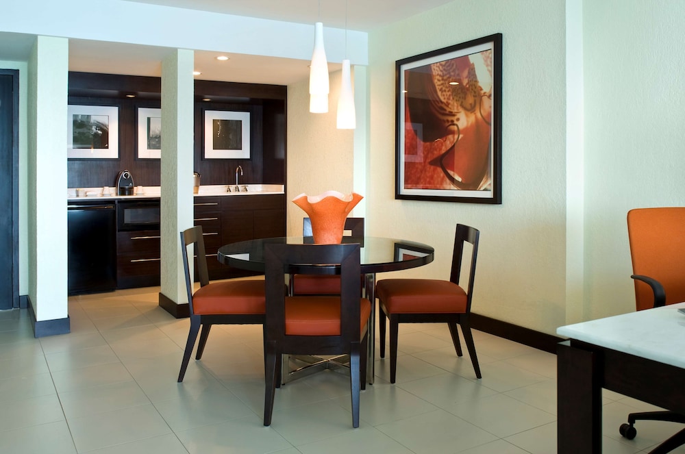 Deluxe Suite, 1 King Bed, Oceanfront - Photo 3