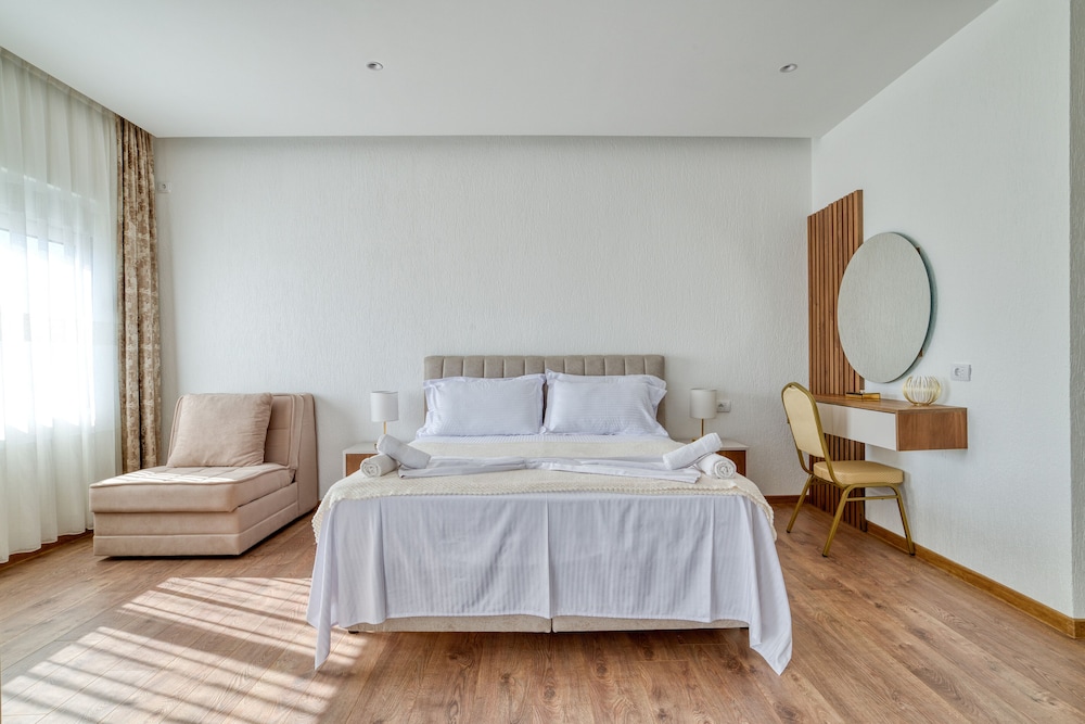 Deluxe Apartment, Kitchen, Poolside
