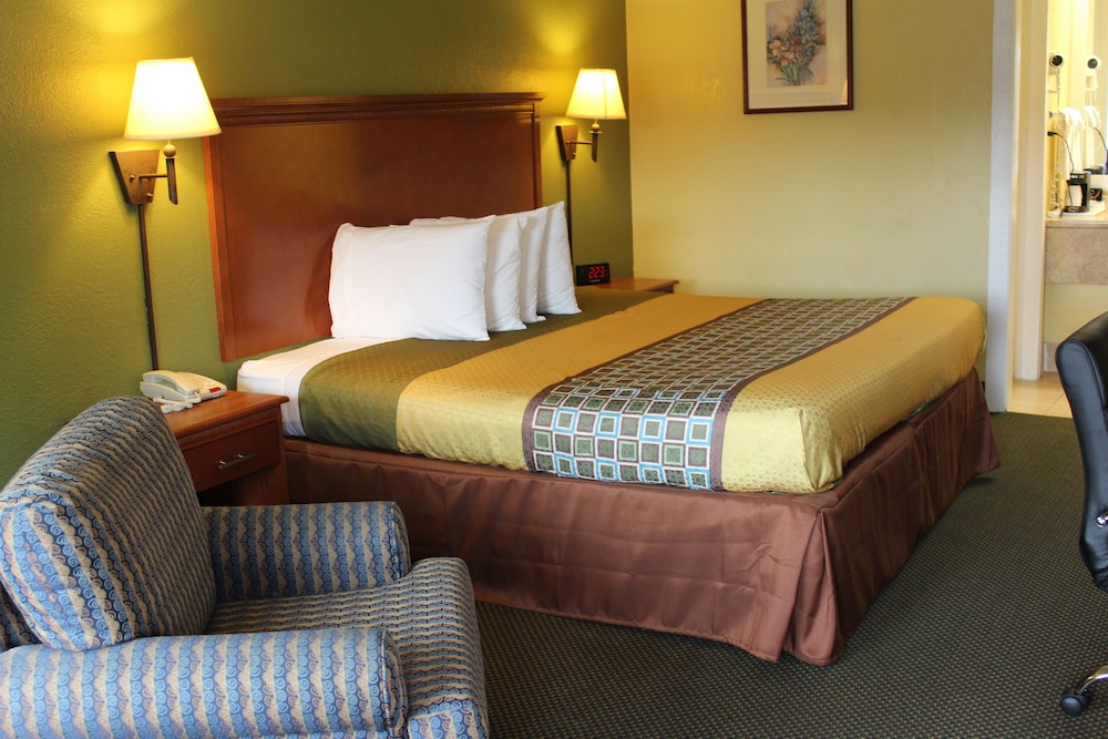 Room, 1 King Bed, Smoking - Photo 3