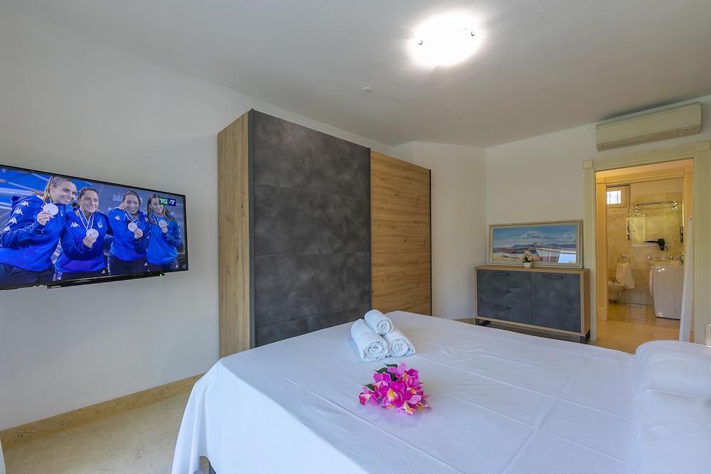 Family Apartment, Multiple Bedrooms (Rivoltella Apt With Pool 600m From)