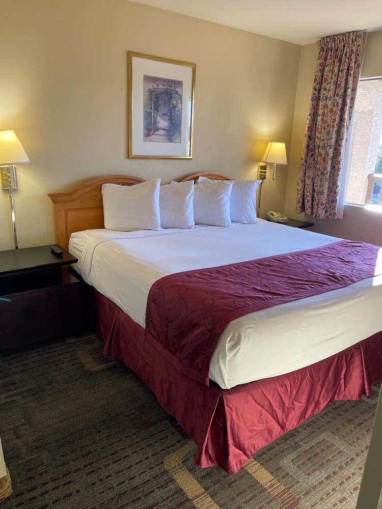 Deluxe Room, 1 Queen Bed, Non Smoking, Refrigerator & Microwave photo 2