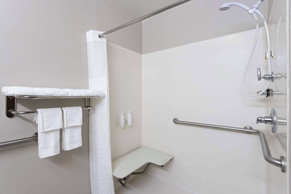 Room, 1 King Bed, Accessible, Non Smoking (Roll-In Shower) - Photo 2