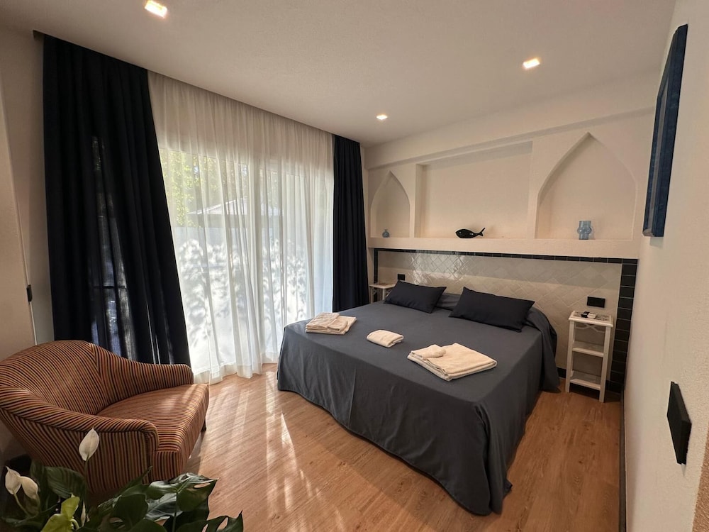 Suite - Photo 1