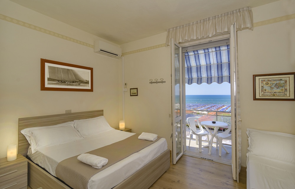 Camera tripla, balcone, vista mare