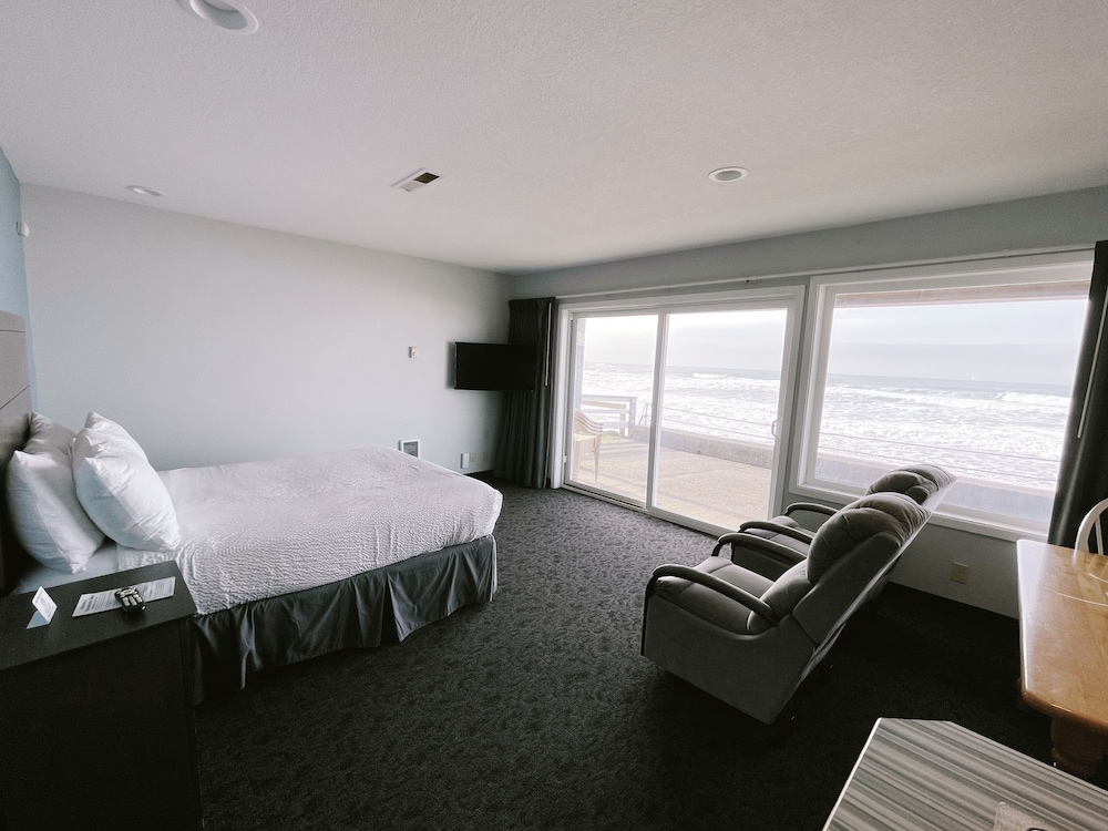 Standard Room, 2 Queen Beds, Kitchen (First Floor)