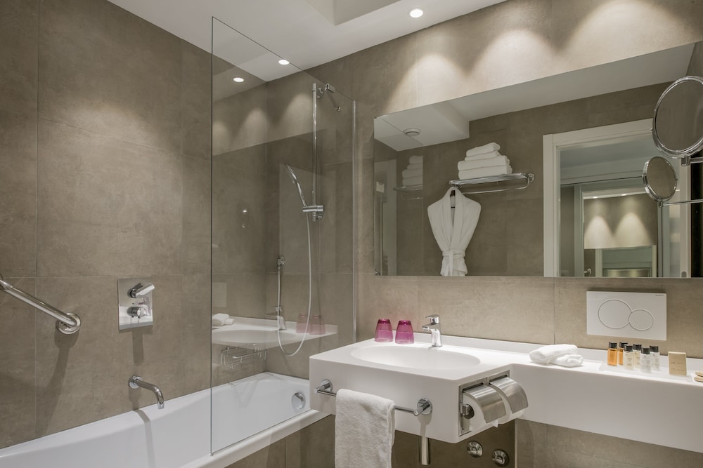 Premium Room, Multiple Beds thumbnail 6