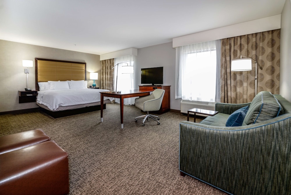 Studio, 1 King Bed, Refrigerator & Microwave (Wet Bar)