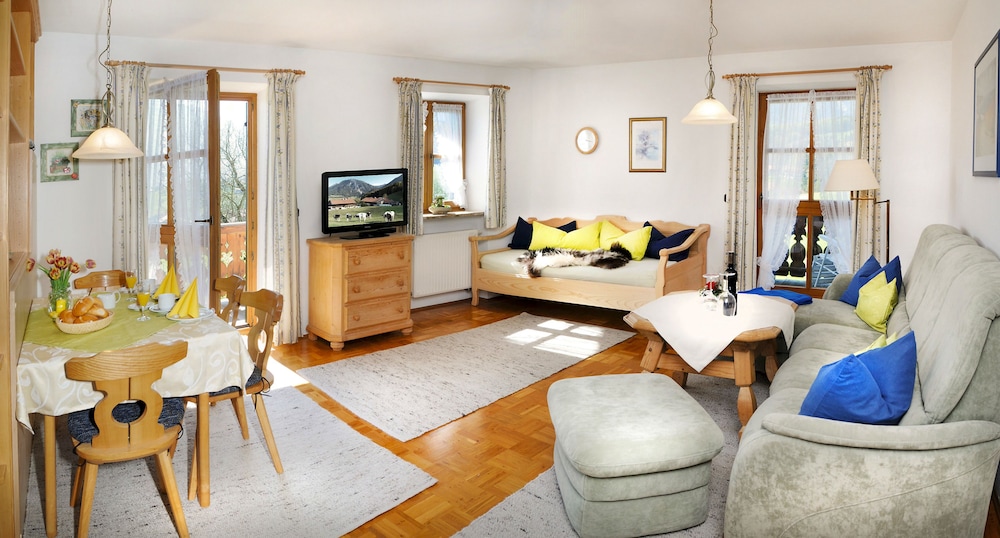Junior House photo 2