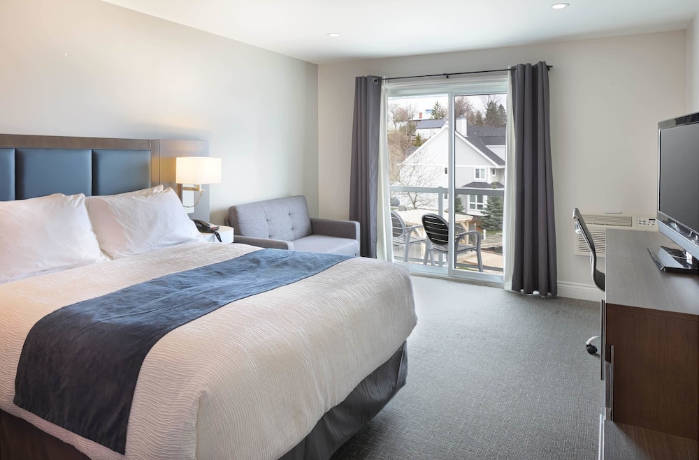 Standard Room, 1 Queen Bed, Balcony, Harbor View (Third Floor) photo 3