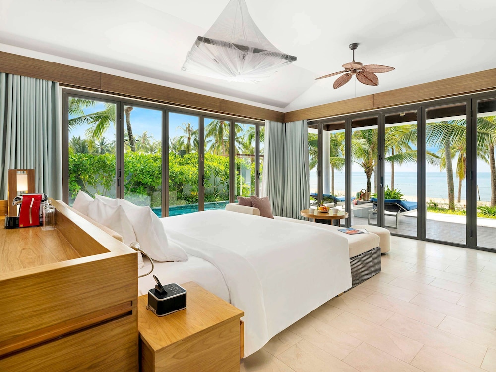 Deluxe Bungalow, 1 King Bed, Private Pool, Beachfront