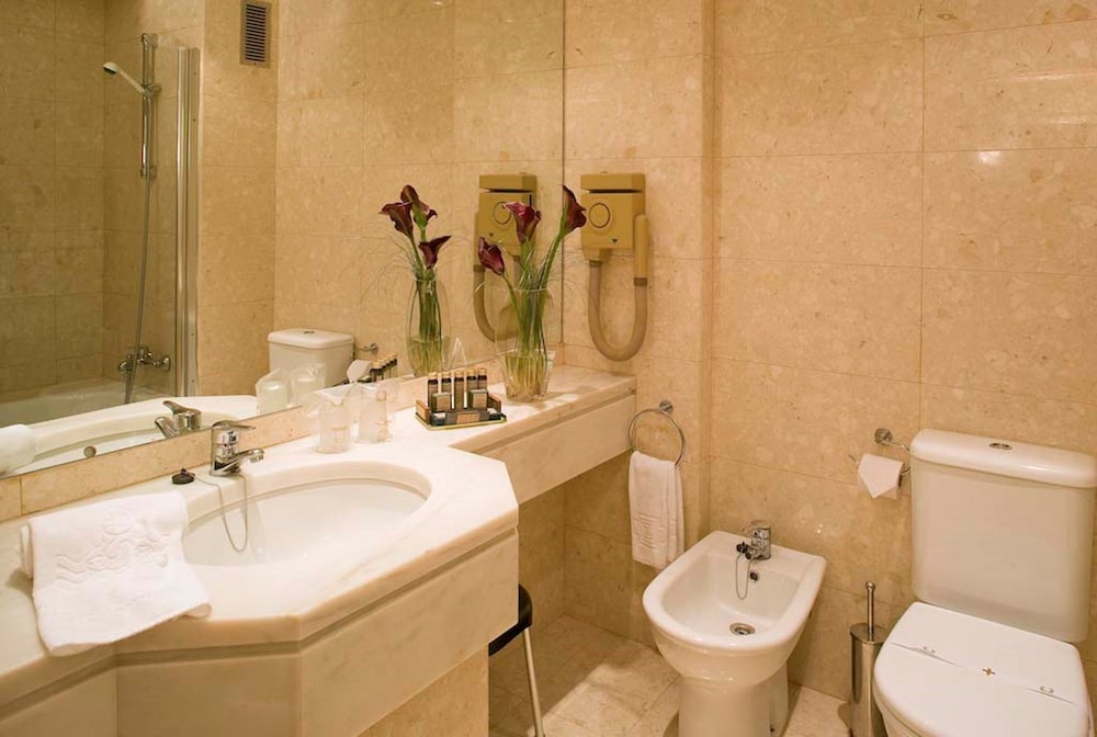 Twin Room, City View - Photo 7