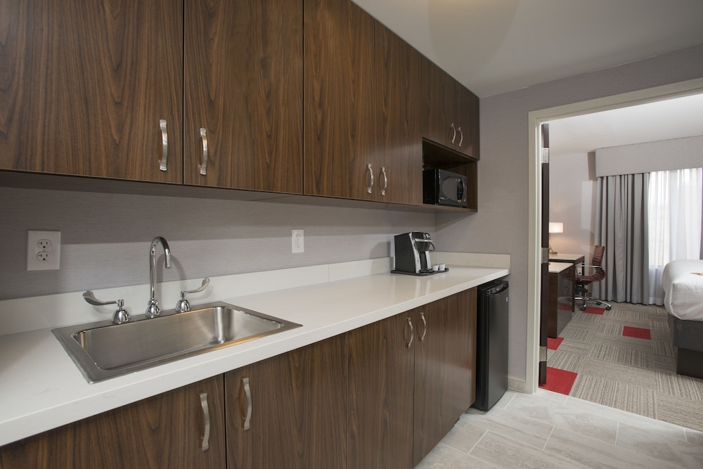 Suite, 1 King Bed, Accessible Bathtub (Communications) photo 1