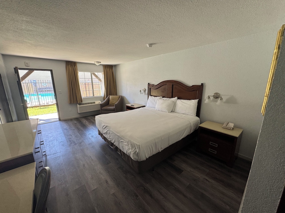 Superior Room, 1 King Bed, Non Smoking photo 3