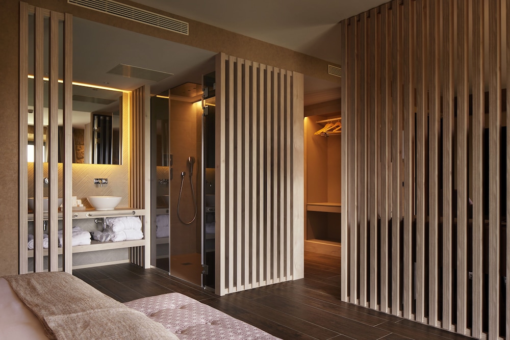 Junior Suite, 1 King Bed, River View