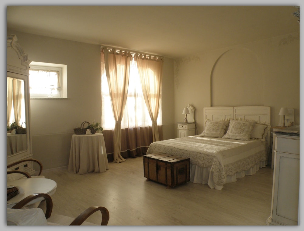 Romantic Double Room, 1 King Bed, Non Smoking, Mountain View photo 2