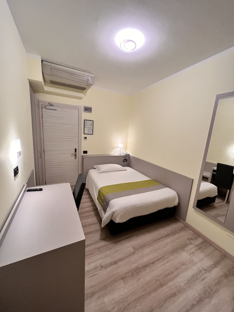 Economy Double Room - Photo 3
