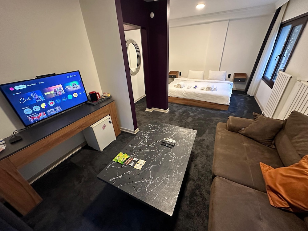 Junior Room, 1 Queen Bed, Smoking, Pets Allowed