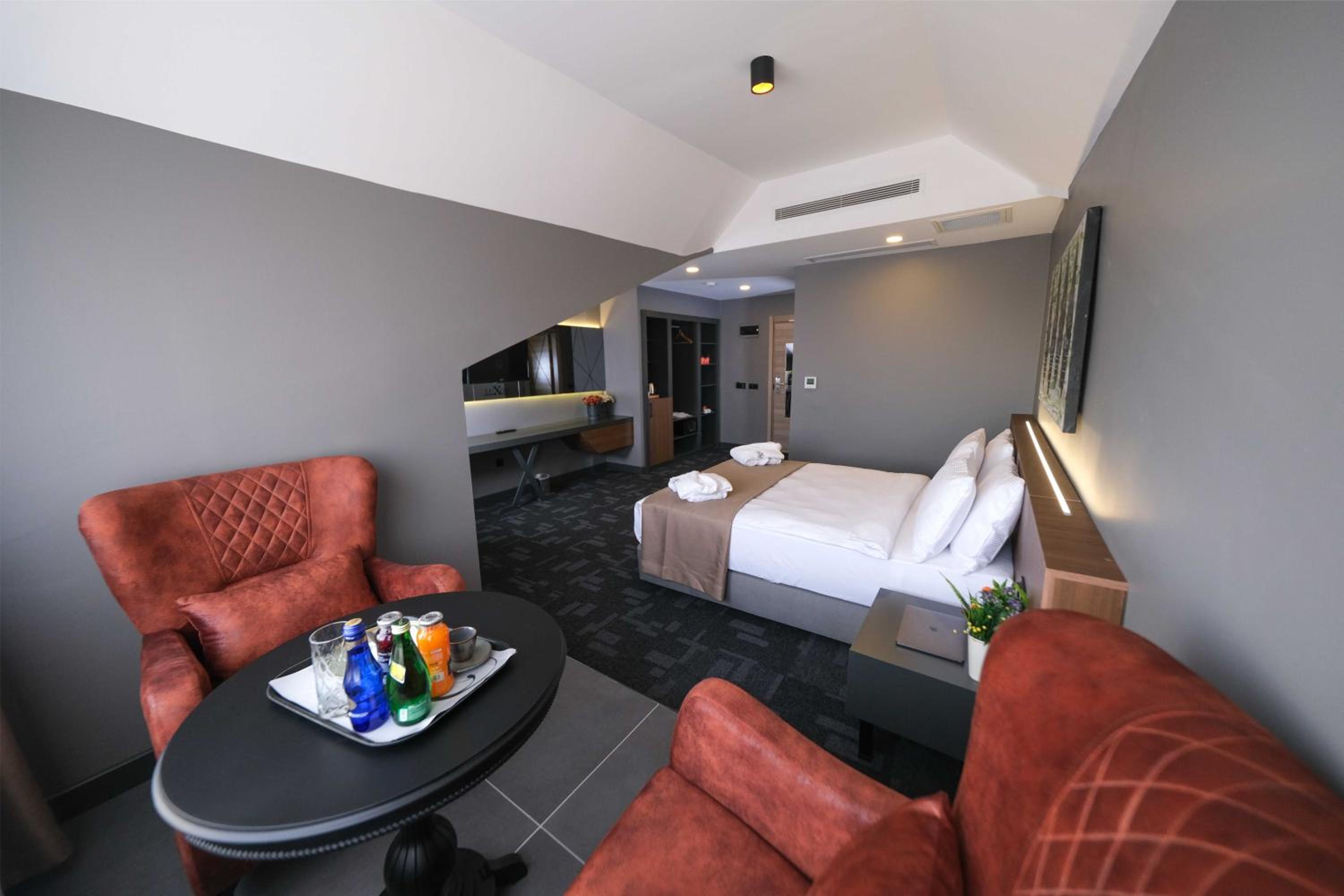 Deluxe Queen Room - Photo 3