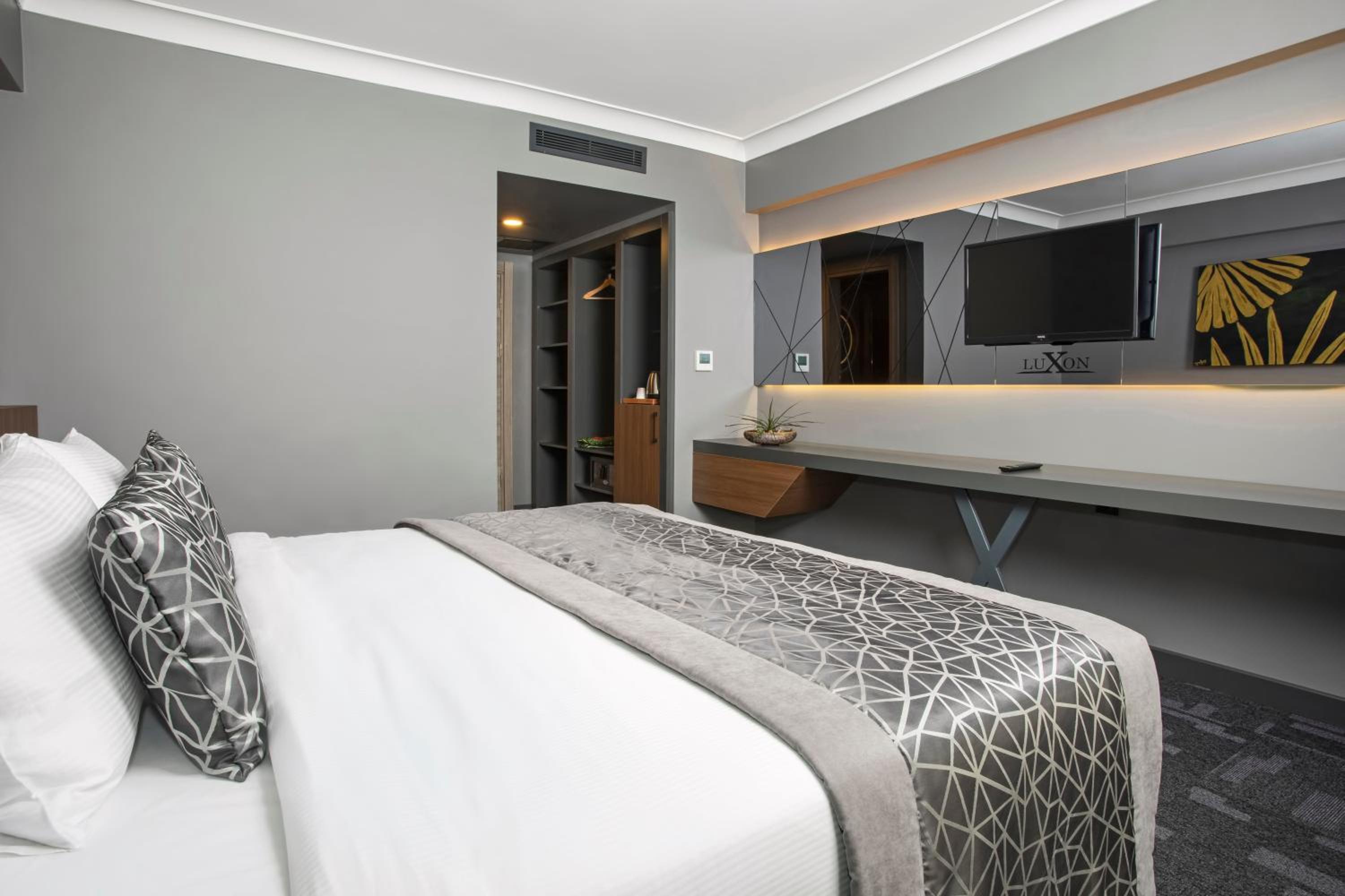 Queen Room with Balcony - Photo 8