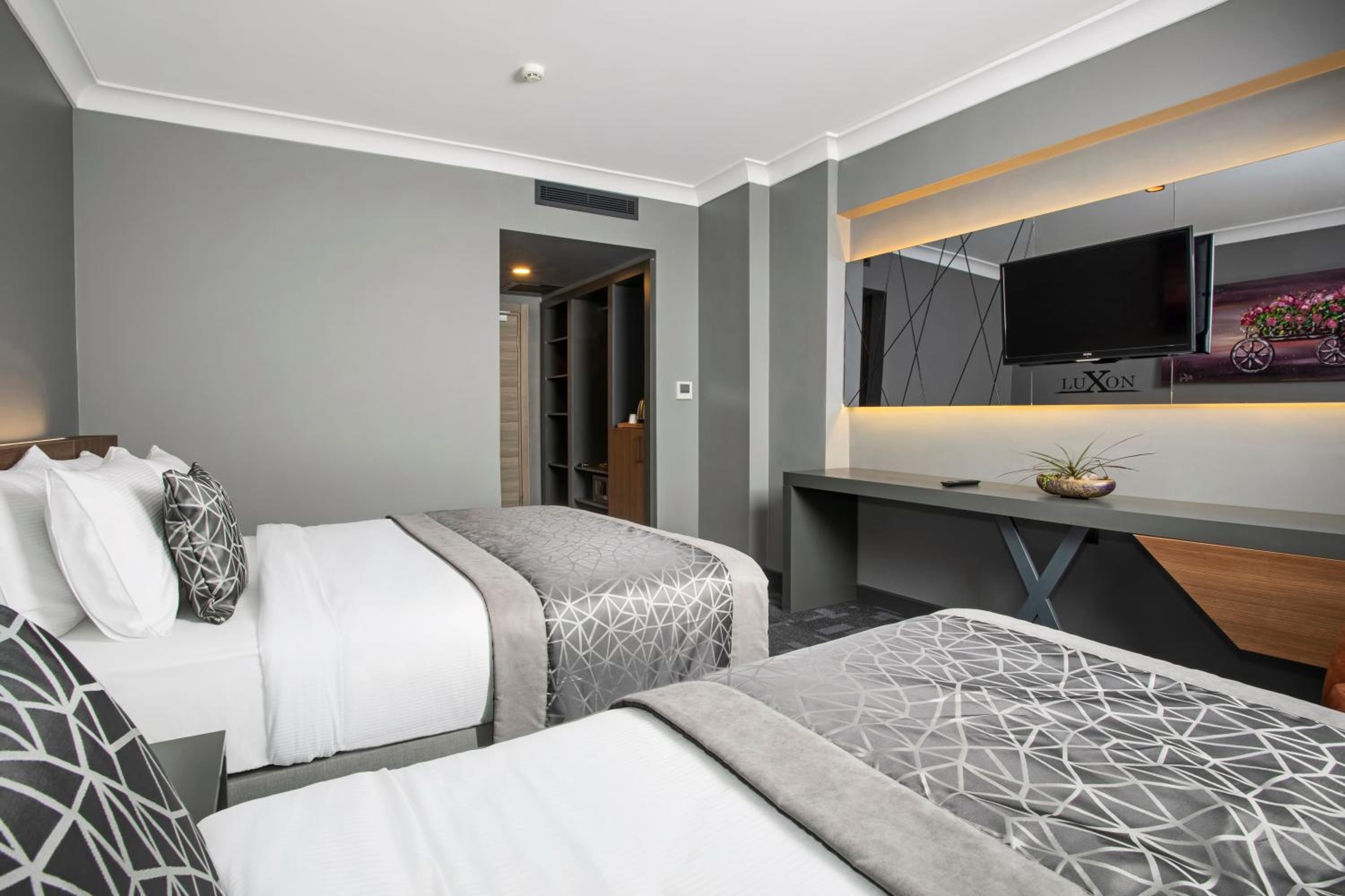 Queen Room with Balcony - Photo 9