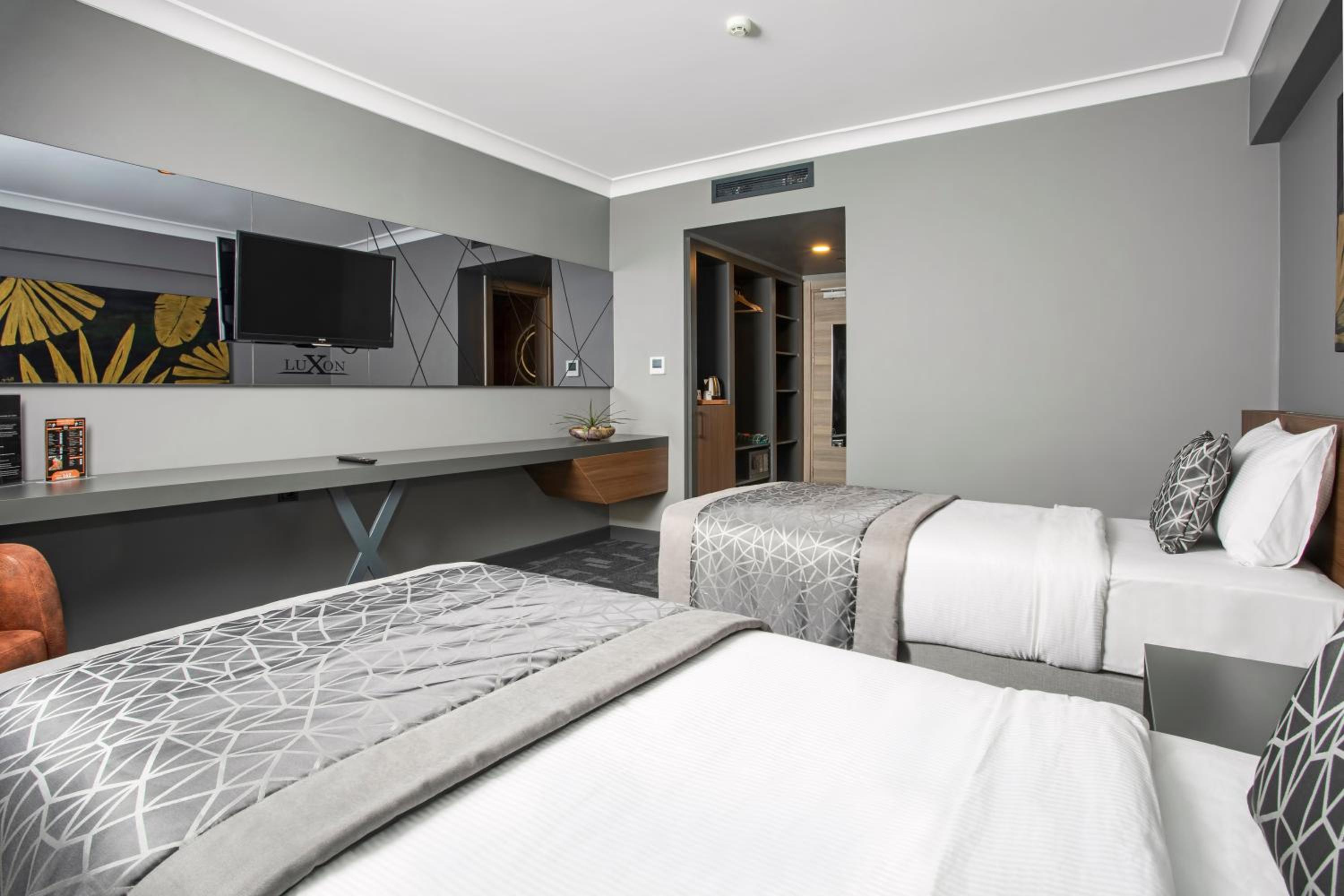 Queen Room with Balcony - Photo 10