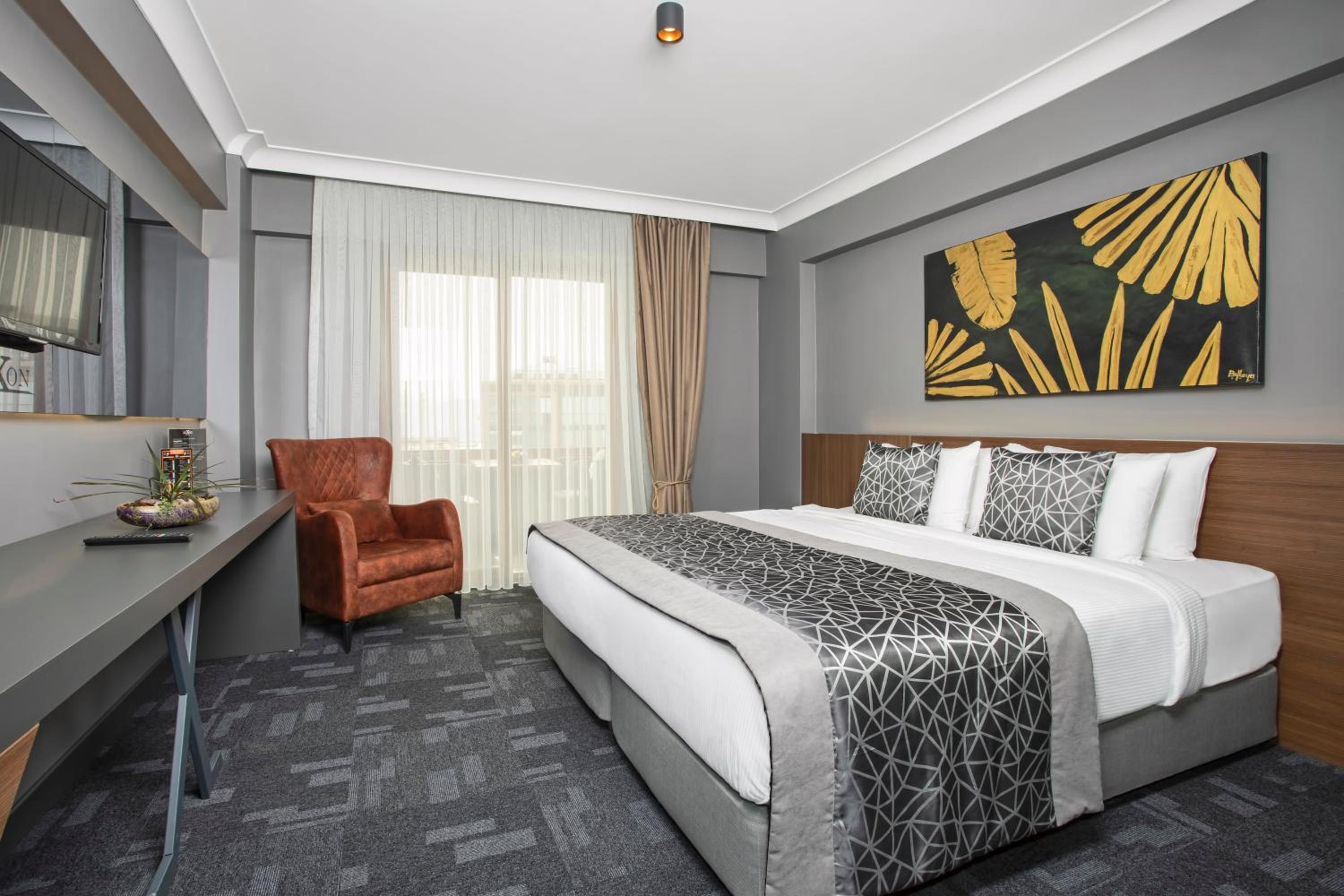 Queen Room with Balcony - Photo 12