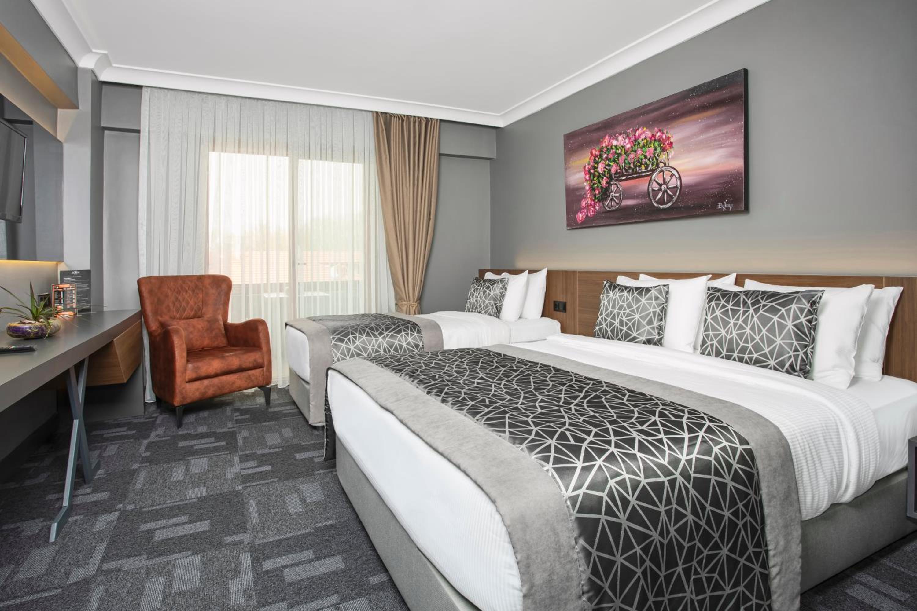 Queen Room with Balcony - Photo 13