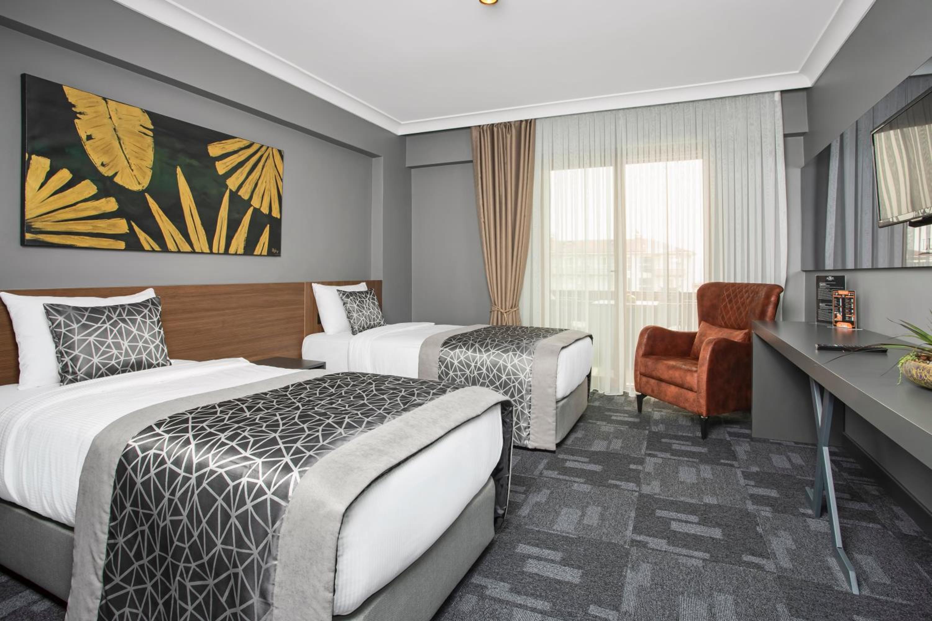 Queen Room with Balcony - Photo 7