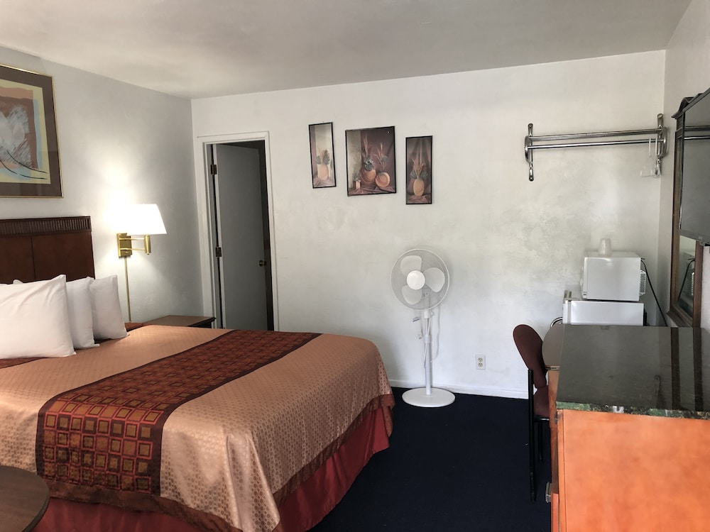 Standard Room, 1 Queen Bed, Non Smoking photo 1