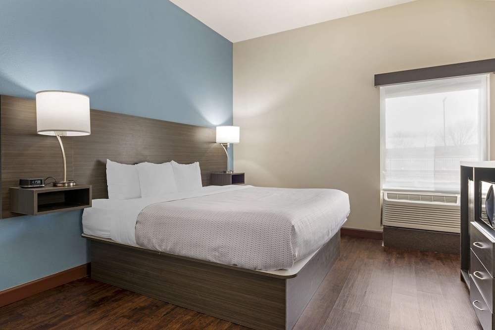 Standard Room, 1 King Bed, Non Smoking, Jetted Tub (Shower Only) - Photo 5