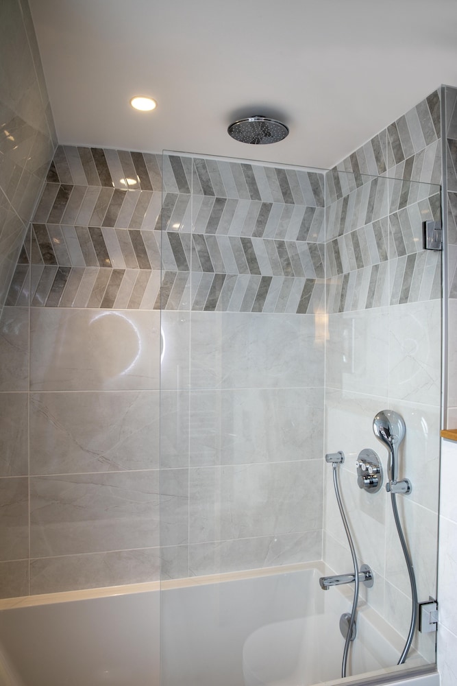 Luxury Suite thumbnail 5