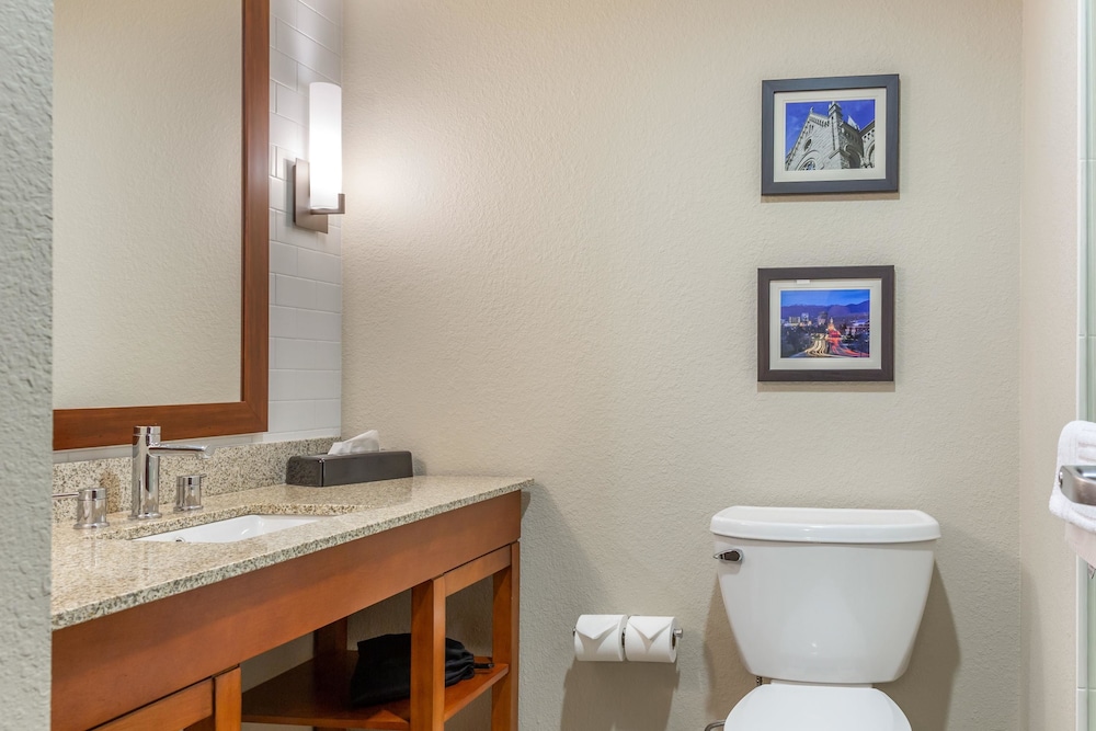 Upgraded Suite with 2 Queen Beds, Non Smoking photo 3