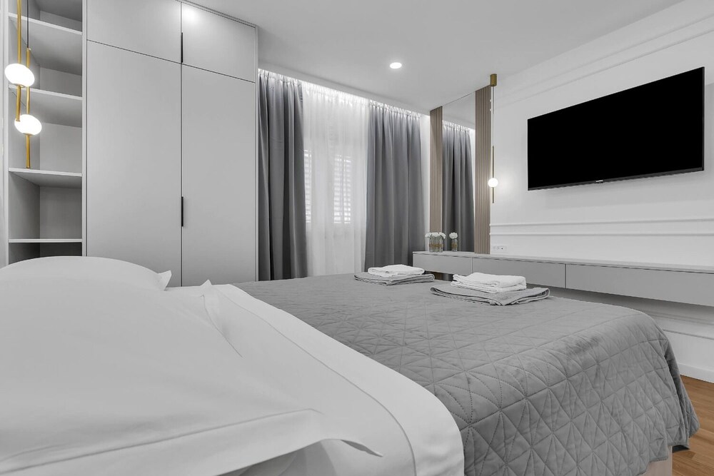 Apartment (Prgo - Spacious With View & Parking -)