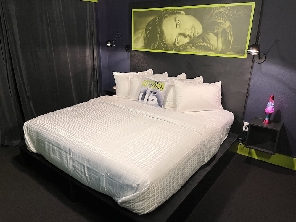 Superior Room, 1 King Bed, Non Smoking, Private Bathroom - Photo 2