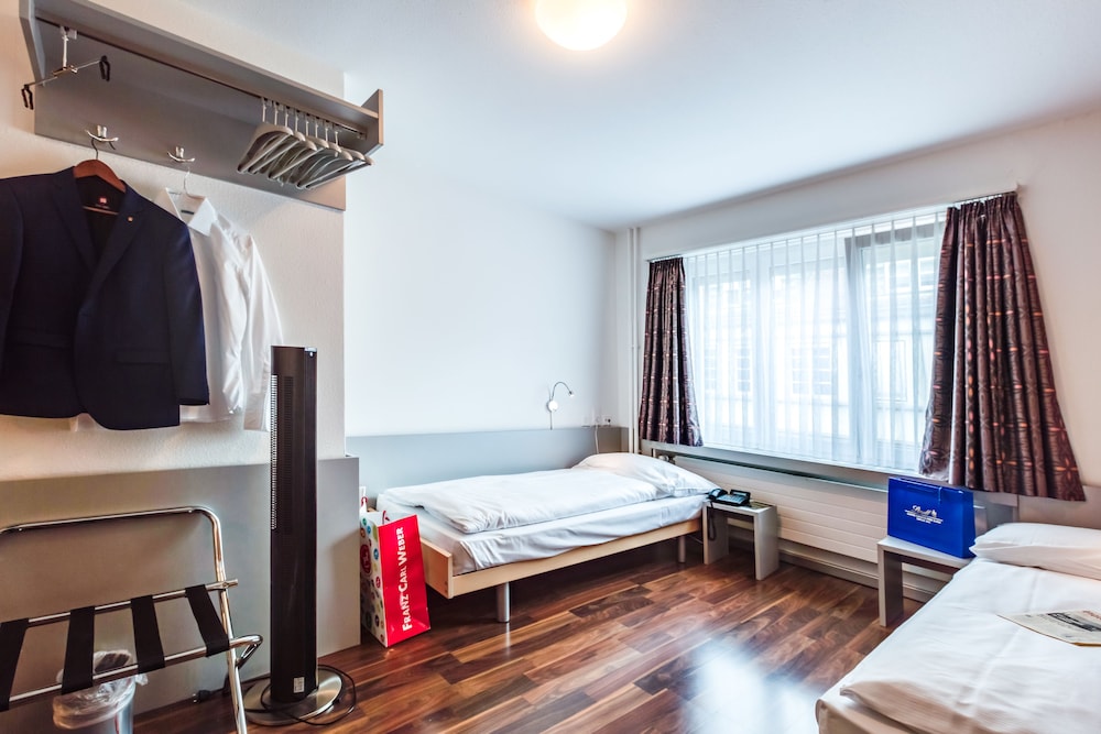 Economy Twin Room - Photo 12