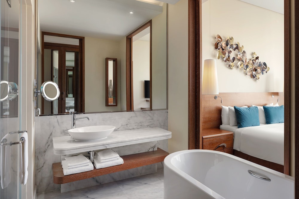 Premier Room, 1 King Bed, Sea View - Photo 9
