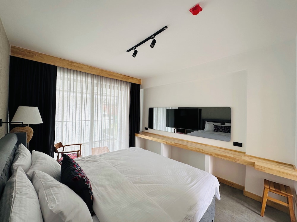 Classic Room, 1 King Bed, Non Smoking, Balcony - Photo 16